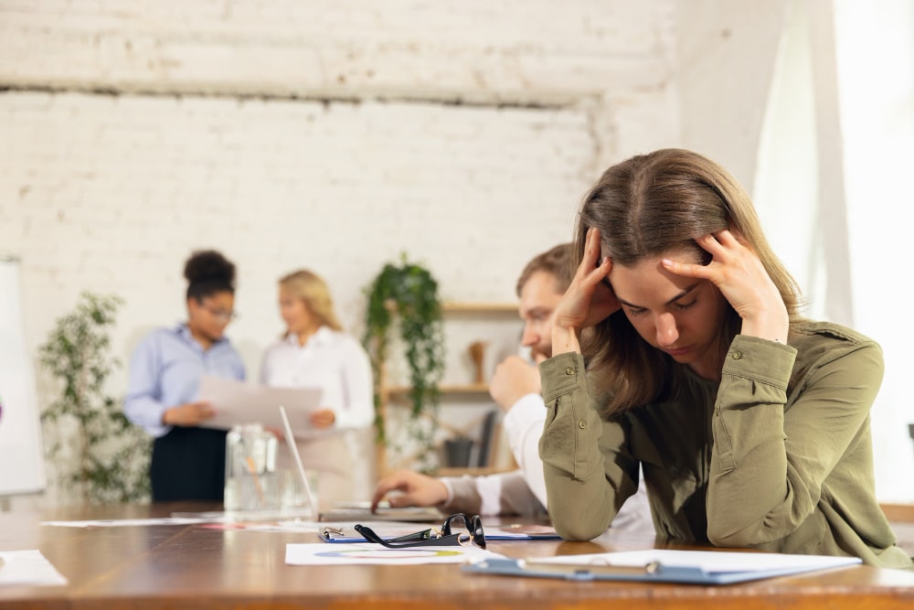 Descubre cómo cambiar tu relación con el trabajo para evitar el estrés, reducir la ansiedad y mejorar tu bienestar, priorizando tu salud mental y física.